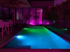 Modern Smart Home with Office, Pool, Gym and Fast WiFi - 10 min to Airport