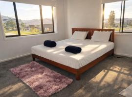 Spacious Private 4BR Upper Floor Sleeps 8 Spa Free parking, Hotel in Werribee