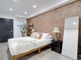 Sojourn Studio Cosmopolitan Pad 5 Min from Metro