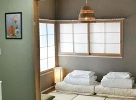 QU102 Ground-Floor 2BR Home, 6 Min to Koiwa, 1 Double Bed and 2 Single Beds, Easy with Luggage
