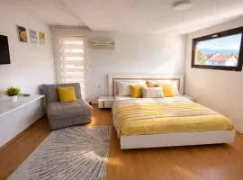 Backyard Free Parking 5mins close to city centar Veluxa apartments