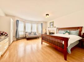 Burnaby Metrotown Cozy 3 Bedroom Suite Walk to Skytrain and Malls, hotel i Burnaby