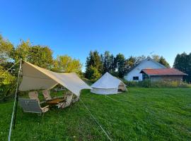 完全貸切コテージとカジュアルグランピング 5月中旬-9月末 バーベキュー 露天風呂 映画 お子様から祖父母まで, Hotel in Kami-furano