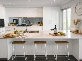 Luxury Beach House, Sleeps 8, Walk to Beach