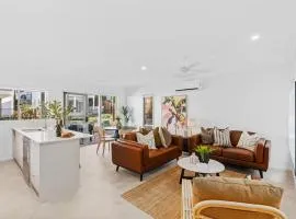 Dream World Escape 4BR Oxenford - Pool, Gym BBQ