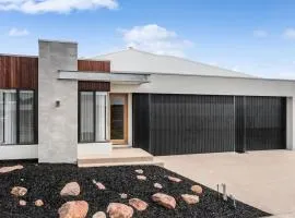 Oceans 10 Lux Beach house 5 bedroom Parking Aircon Spa Bath