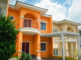 Orange Villa at Berastagi Resort C14 Jl Mimpin Tua, hotell i Berastagi
