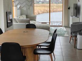 Lakefront Luxury Holiday Retreat With Cozy Loft, hotel u gradu 'Stubbekøbing'