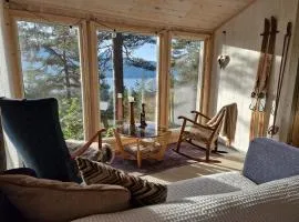 Privat cosy off-grid cabin with fjord view near Ålesund