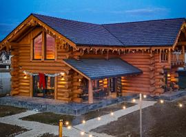 Sparrow's Nest Spacious Mountain Chalet with Hot Tub and Panoramic Views, hotell i Rîşnov