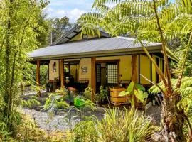 Volcano Tea House Cottage-SpaBath-HotTub-FirePlace