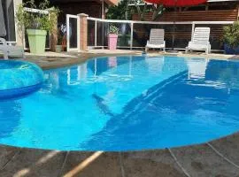 Les Pierres à Chaux pieds dans l eau avec piscine