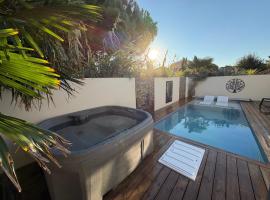 Villa 300m de la mer, Chatelaillon Piscine et SPA, hotel i Châtelaillon-Plage