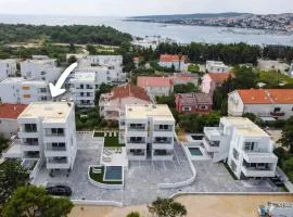 Apartments with pool Break B