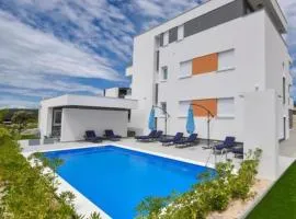 Pool Apartments & Rooms Mare