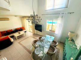 Premium Central Seafront Villa, hotel i Almerimar