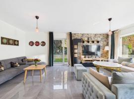 Maison moderne 4 adultes - 2 enfants - 180 m2, хотел в Башараж