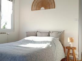 Maisonnette cosy avec parking - Séjour pro ou détente, hotel a Landrévarzec