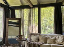 Cabin with hot tub, viešbutis Marupėje