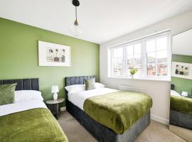 LUX Contractor & Family Haven - Parks x2, Sleeps 9, hotel i Swanscombe