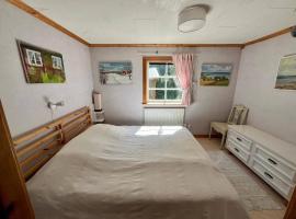 Nice cozy cottage with fireplace, barbecue hut and wood sauna, hotel din Jädraås