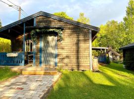 Nice cozy cottage with fireplace, barbecue hut and wood sauna: Jädraås şehrinde bir otel