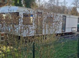 Caravane en pleine nature ferme proche de tout، فندق في فيليبيفيل