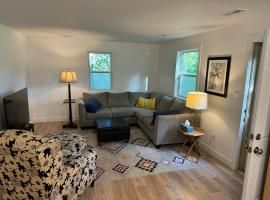 Suzies Place, Hotel in Lawrence