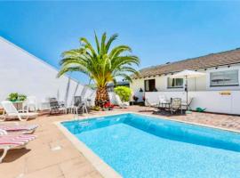 Luxury Dartmouth Townhouse with Pool & Parking, hotel a Dartmouth