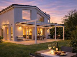 Modern Family Villa with Private Garden Near Beach & Athens Airport, hotel din Nea Makri