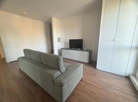 Grazioso appartamento Peschiera Borromeo a 10 minuti in auto da Milano, aeroporto Linate e ospedale Cardiologico e di San Donato, hotel din Peschiera Borromeo