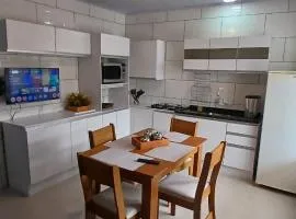 Casa reformada com Wi-Fi, garagem e lavanderia