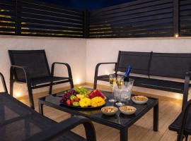 Dnine3 - דירת גן ליד הים, hotel a Qiryat Yam