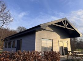 Spacious 3-Bedroom Chalet on Country Estate near Glasgow - sleeps 6, hotell i Glasgow