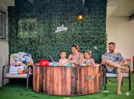 MBird Rosário Lay-Z Spa Family House، فندق في كاسكايس