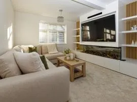 Stylish 3BR House with Free Parking & Garden