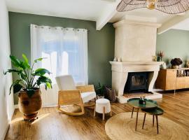 Havre de paix, bord de rivière, avec piscine, Hotel in Magné