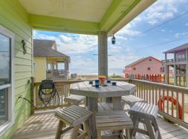 Steps to Shore! Just Beachy Home with Deck and Views: Crystal Beach şehrinde bir otel