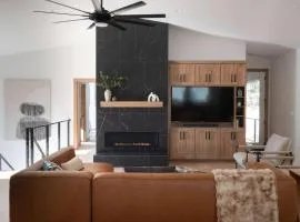 Newly Built/Furnished Quiet Lux Ski-In/Out Hot Tub