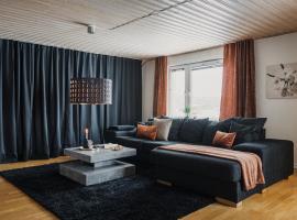 Guestly Homes - 1BR Top Floor Residence with Lake View, отель в городе Боден