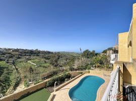 Beautiful Gozo Apartment with Open Views & Shared Pool, хотел в Ксагра