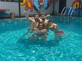 Pool Cafe Stay by Half Orangee - Near to Beach and all-Party Places