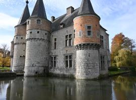 Gite du Château de Spontin, hotel di Mellet