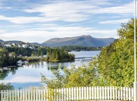 Apartment with stunning fjord view near Ålesund, hotel en Ålesund