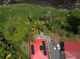 Domaine d'Éden Home & Cottage-Accès Rivière, מלון בGoyave