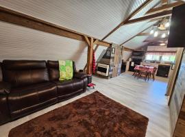 Farm Grainery bldg studio apart, hotel in Oak Harbor