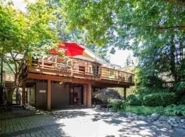 Cozy Snug Cove Treehouse