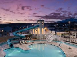 Pool, lazy river, pickle ball, sleeps 14, fire pit, hotel i Washington