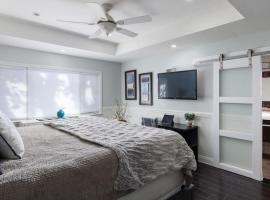 Poolside Primary Suite at Oasis Patio Pool House, hotel u gradu 'Brea'