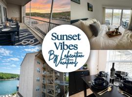 SunsetVibes Lakefront 2BD 2BA Pool Pet Friendly Near Amphitheater, viešbutis mieste Kamdentonas